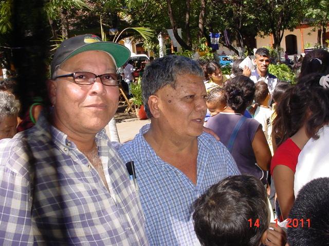 Jaime A. Caldera y el profesor Benji, apoyaron la entrega de mochilas